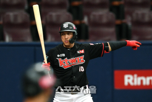 [포토]KT 황재균, 3루로 뛰어!