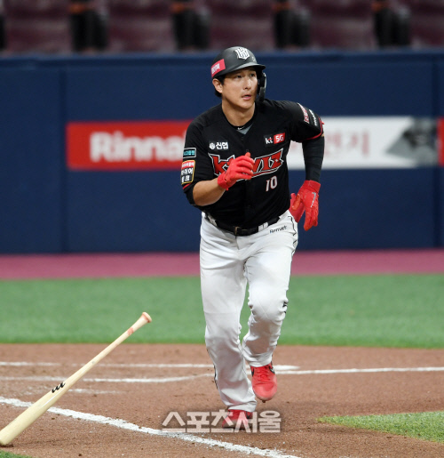 [포토]키움 임규빈 상대 안타 뽑아내는 KT 황재균