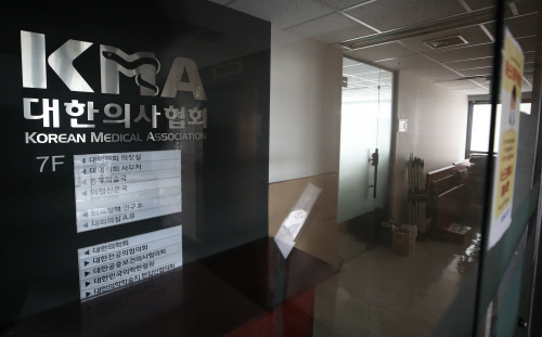 젊은 의사들, 업무 복귀 및 국가고시 응시 논의 ‘속도’