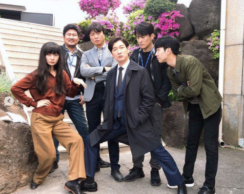 '매너라는 것이 폭발했다' 배두나-조승우 개다리 불사 '무표정 인증샷'으로 웃음