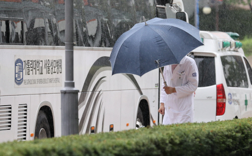 정부 "의사국시 재연기 없다. 법과 원칙의 문제" 국시거부 86%