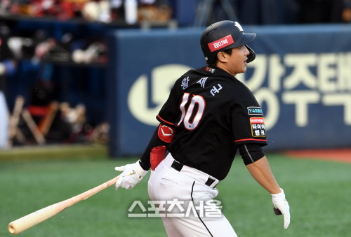 [포토]KT 황재균, 첫 타석부터 내야안타로!