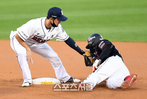 [포토]2루 도루 실패하는 KT 황재균