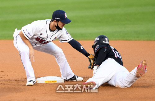 [포토]황재균의 도루 막아내는 김재호(두산-KT)