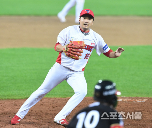 [포토] KIA 이준영, 땅볼이다!