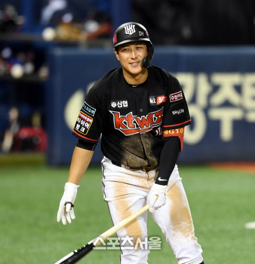 [포토] 삼진 황재균 '왜 이렇게 안맞는 거야?'