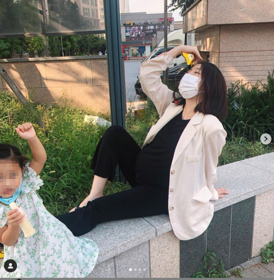 '둘째 임신' 허민, 아기띠 멘 시아버지 공개 "아빠가 있어서 햄볶해요" [★SNS]