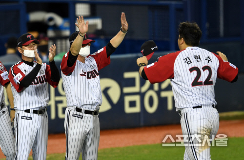 [포토]4연승 LG 류중일 감독, 김현수와 비접촉 하이파이브
