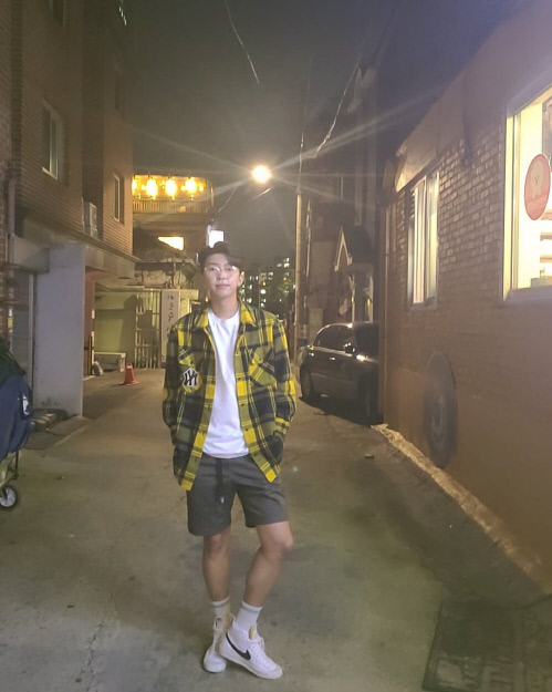 임영웅, "이래서 모델인가?"…'큰키+다부진 몸매'로 완성한 캐주얼룩 공개[★SNS]