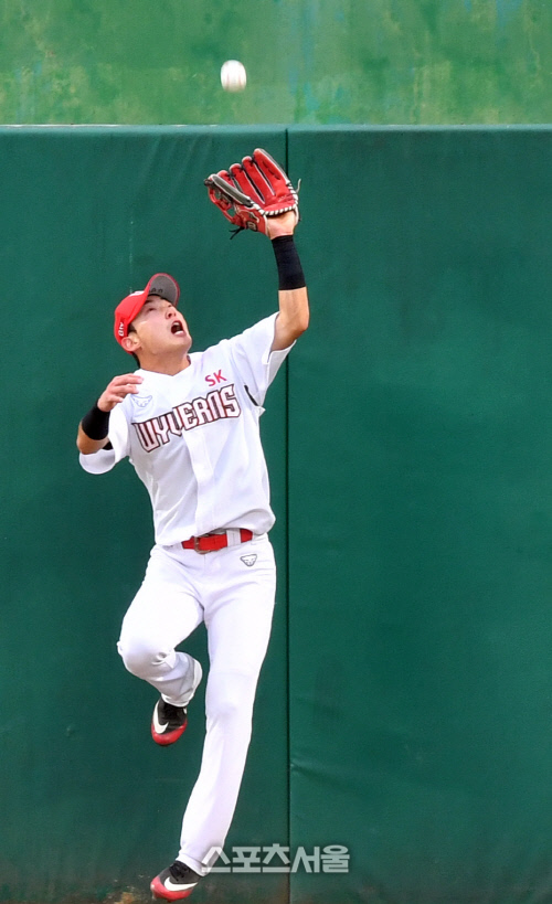 마침표는 SK 최지훈의 끝내기 슈퍼캐치, SK는 3연승