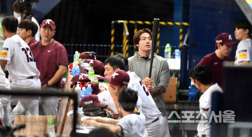 [포토]선발제외 박병호 \'오늘은 더그아웃 달구는중\'
