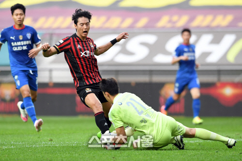 [포토]FC서울 윤주태, 한 발 늦었다...