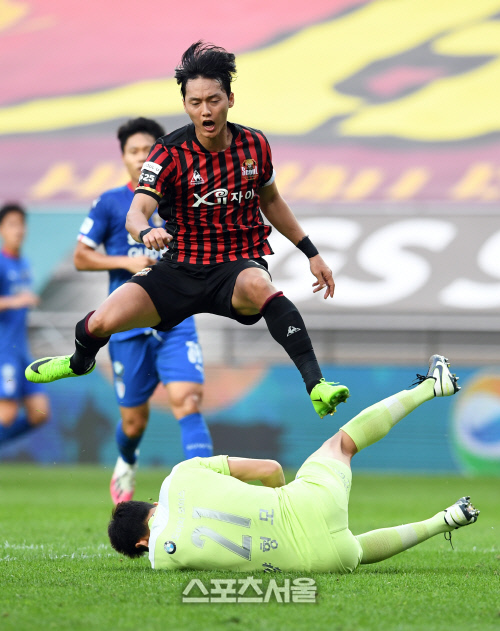 [포토]윤주태에 앞서 공 잡아내는 양형모(서울-수원)