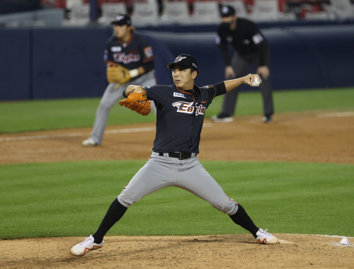 투구하는 한화 정우람