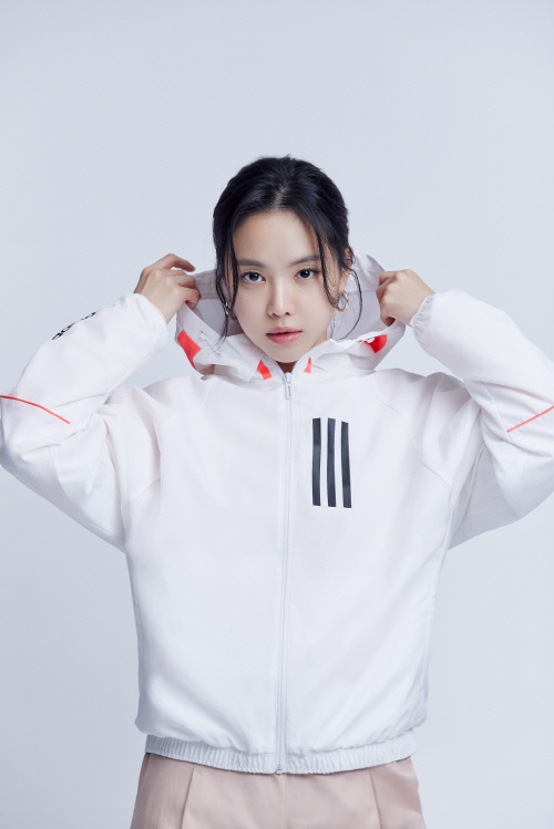 '남친룩' 송민호 '꾸안꾸' 손나은, 화보 속 가을느낌 물씬[★화보]