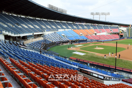 [SS주간방담] '코로나 시국' 허리띠 졸라맬 구단, 선수협은 요지부동 外