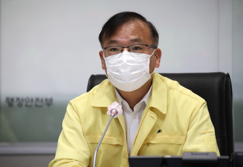 코로나19 60대 이상 환자 비율 40% 육박…중증 진행 가능성도 ↑