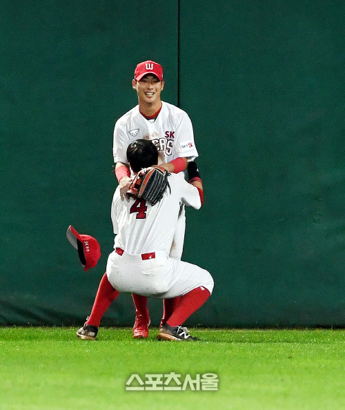 [포토] SK 최지훈, 팀 3연승 이끈...9회 호수비!