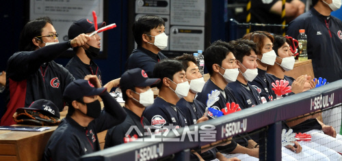 [포토] \'짝짝이 들고\'...코로나가 만든 응원 문화