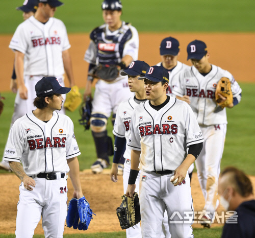 [포토] 두산 오재일-오재원, 신구 주장의 대화는?