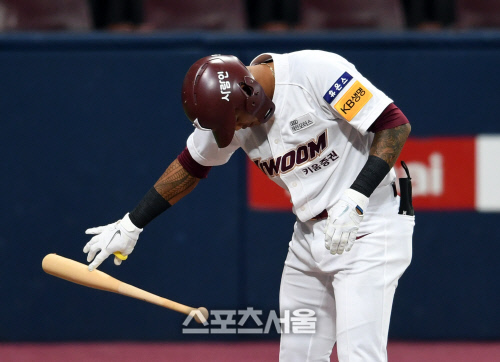 [포토]스트레일리의 투구에 가슴을 맞은 러셀