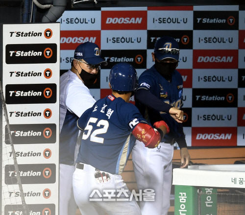 [포토] 솔로포 노진혁, 이동욱 감독과 과격한 세리머니