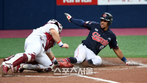 [포토]롯데 마차도, 과감한 홈 쇄도로 추격 득점!