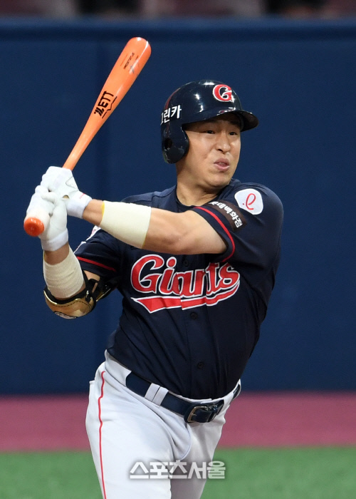 [포토]역전 적시타 치는 롯데 손아섭