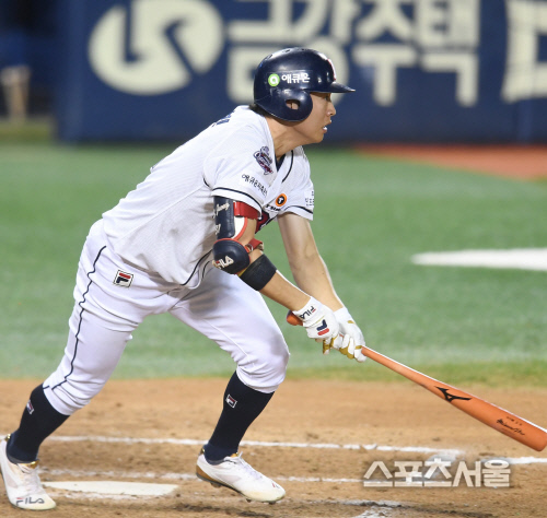 [포토] 안타 정수빈 \'득점기회 만들었어\'