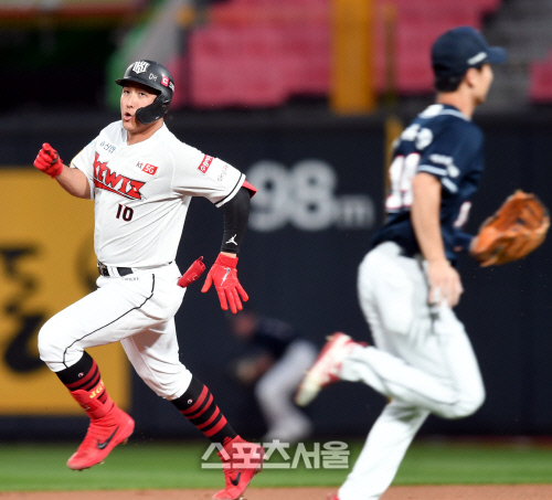 [포토] 1회 1타점 3루타 황재균 '기분 좋은 출발'