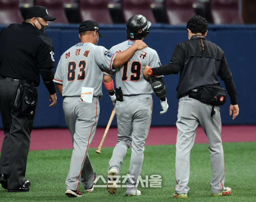 [포토]한화 이용규, 키움전 3회초 부상으로 교체 아웃
