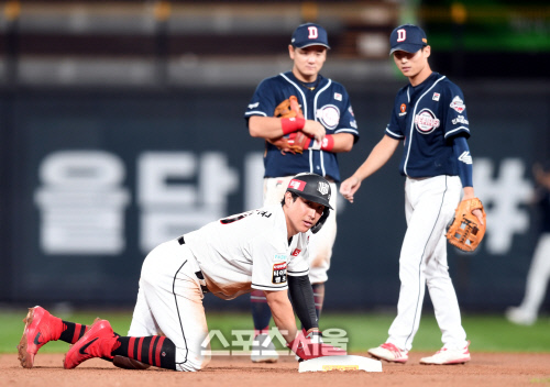 [포토] 황재균, KBO 역대 7번째 12년 연속 10도루 달성