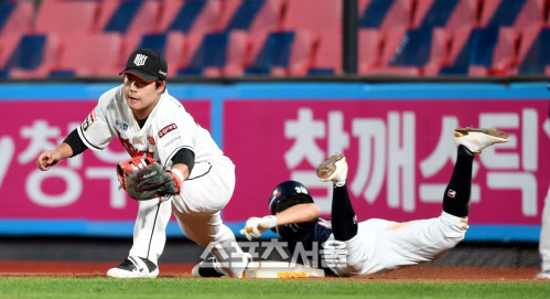 [포토] 정수빈, 과감한 헤드 퍼스트 슬라이딩