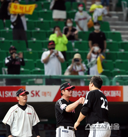 [포토] LG 류중일 감독, 원정 응원 속... 싹쓸이 하이파이브!