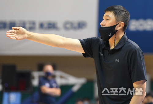 [포토] 삼성 이상민 감독, 위치 잡고!