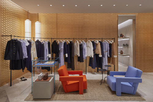 로에베, 신세계백화점 강남점에 국내 여섯번째 매장 오픈