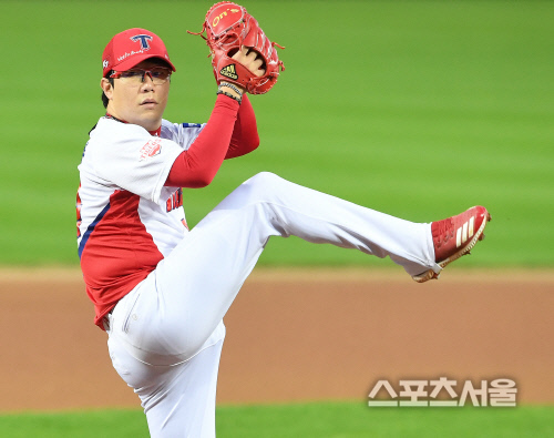 [포토] 양현종, 브룩스 아들의 이름을 모자에 새기고...