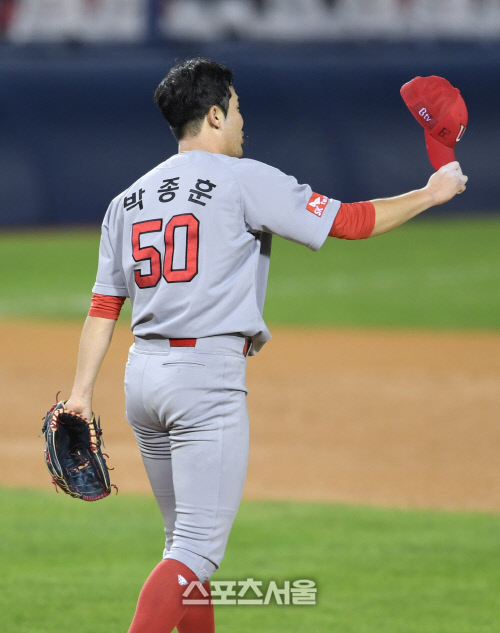 [포토]SK 박종훈, 김성현의 호수비에 모자 벗고!