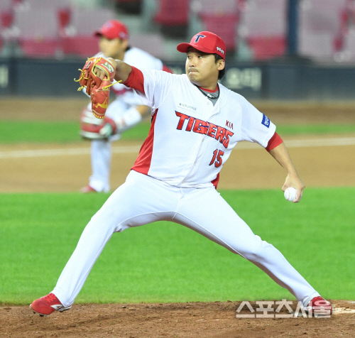 [포토] KIA 이준영, 역전을 위해...던져라!