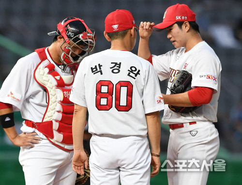 [포토] SK 박경완 대행, 가만 보고 있을 수가 없어서...