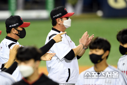 [포토]선수들에게 박수 보내는 LG 류중일 감독