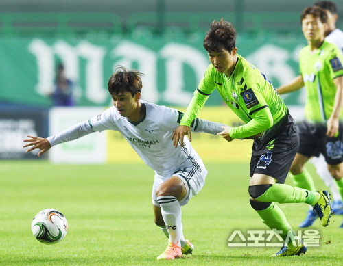 [포토] 성남 최지묵 - 전북 이승기, 치열한 경합!