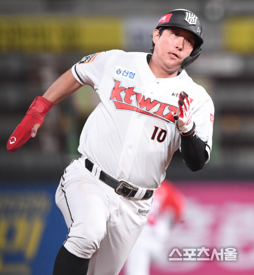[포토] kt 황재균, 추가득점을 향해!