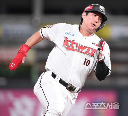 [포토] kt 황재균, 3루 돌아...홈으로!