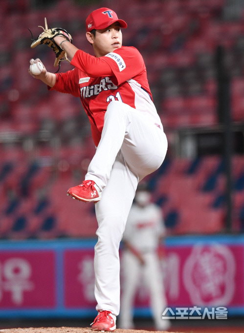 [포토] KIA 박준표, 5-3 승리에 마침표를!