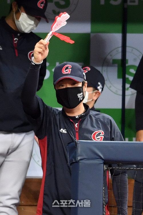 [포토]민병헌의 적시타에 힘껏 \'짝짝이\'를 흔드는 허문회 감독