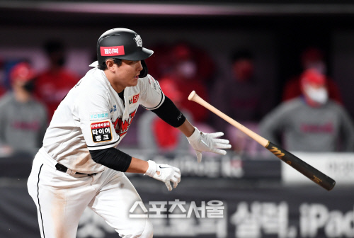 [포토]KT 황재균, KIA 고영창 상대 적시타