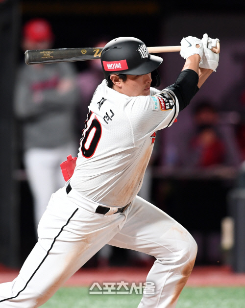 [포토]KT 황재균, 1점 추가요!