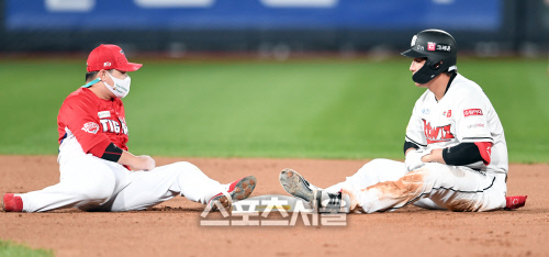 [포토]KT 황재균, 2루까지 왔어!