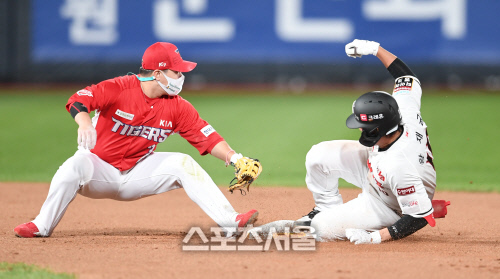 [포토]적시타 KT 황재균, 재치있게 2루까지!